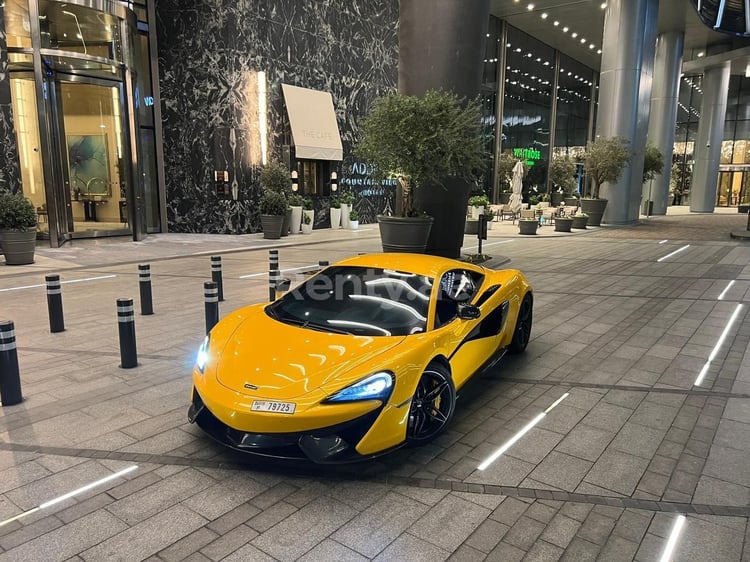 Jaune McLaren 570S en location à Dubai 0