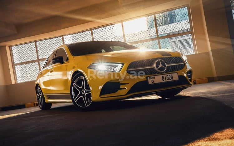 Jaune Mercedes A250 en location à Sharjah