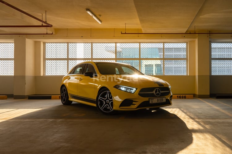 Jaune Mercedes A250 en location à Sharjah 3