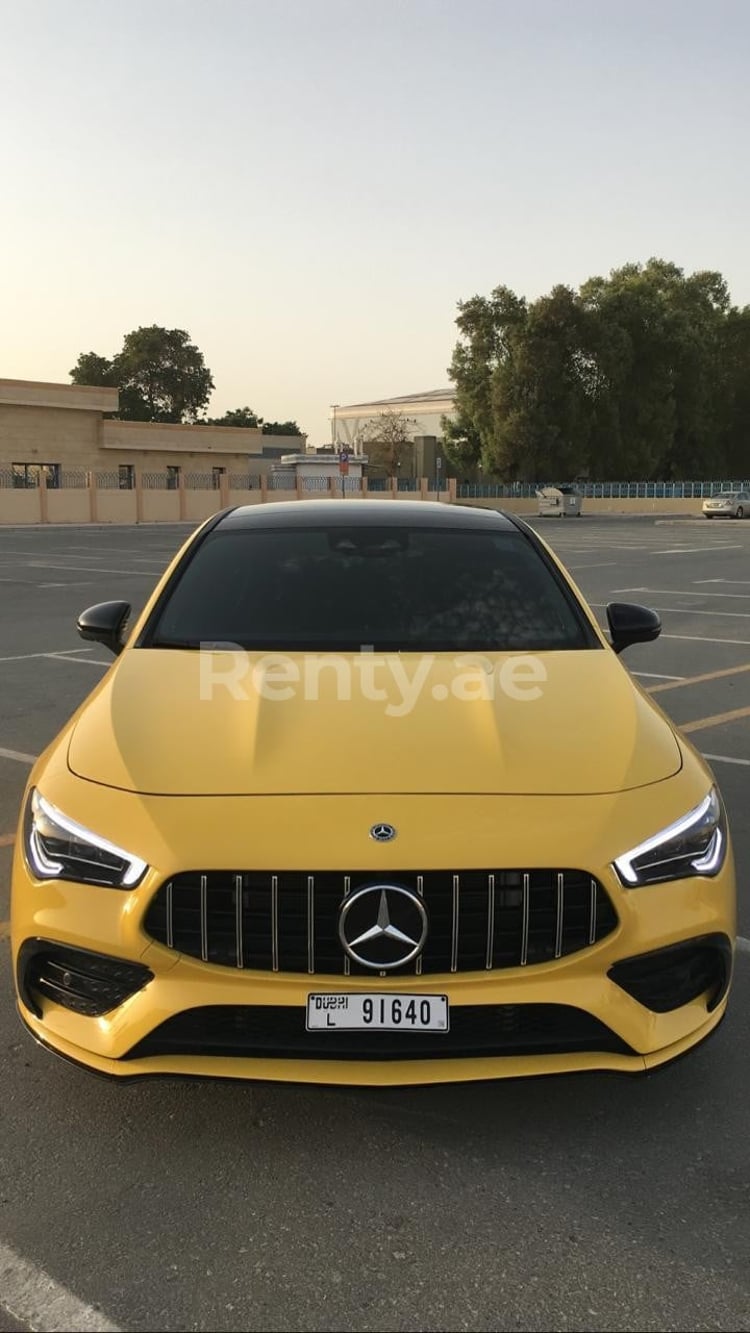 Желтый Mercedes CLA 35AMG в аренду в Дубай 5