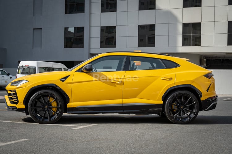 Jaune Top Specs Lamborghini Urus en location à Dubai 0