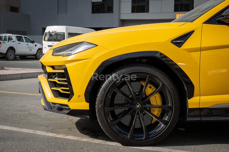 Amarillo Top Specs Lamborghini Urus en alquiler en Abu-Dhabi 1