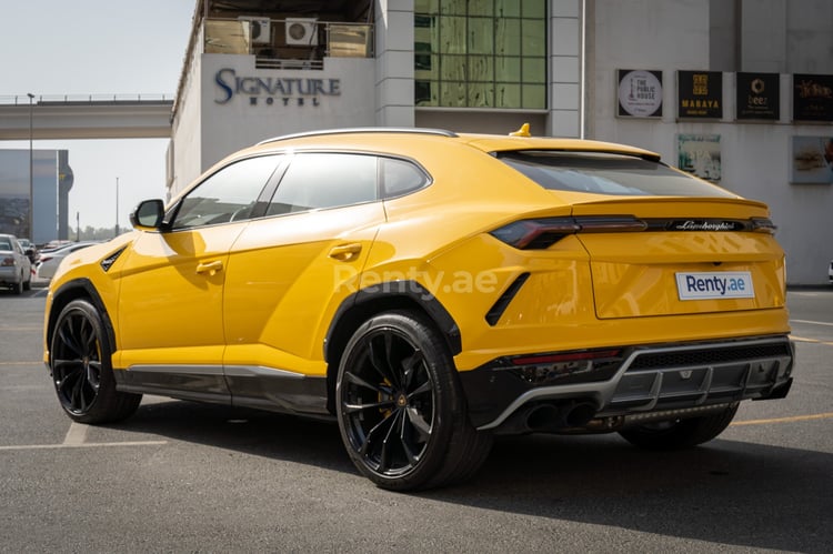 Jaune Top Specs Lamborghini Urus en location à Dubai 2