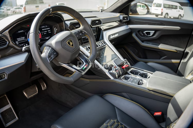 Jaune Top Specs Lamborghini Urus en location à Dubai 4