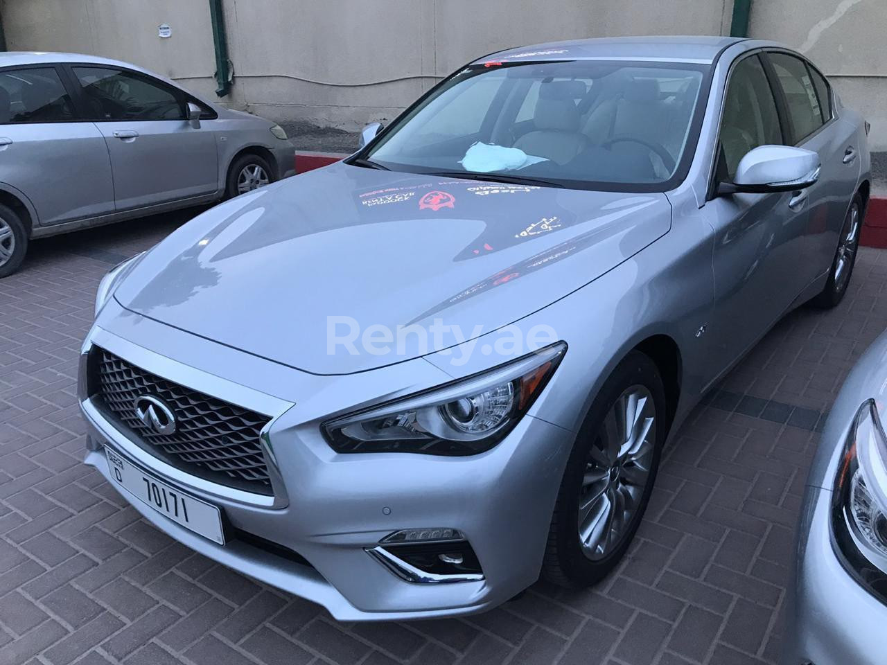 فضة Infiniti Q50 للإيجار في أبو ظبي