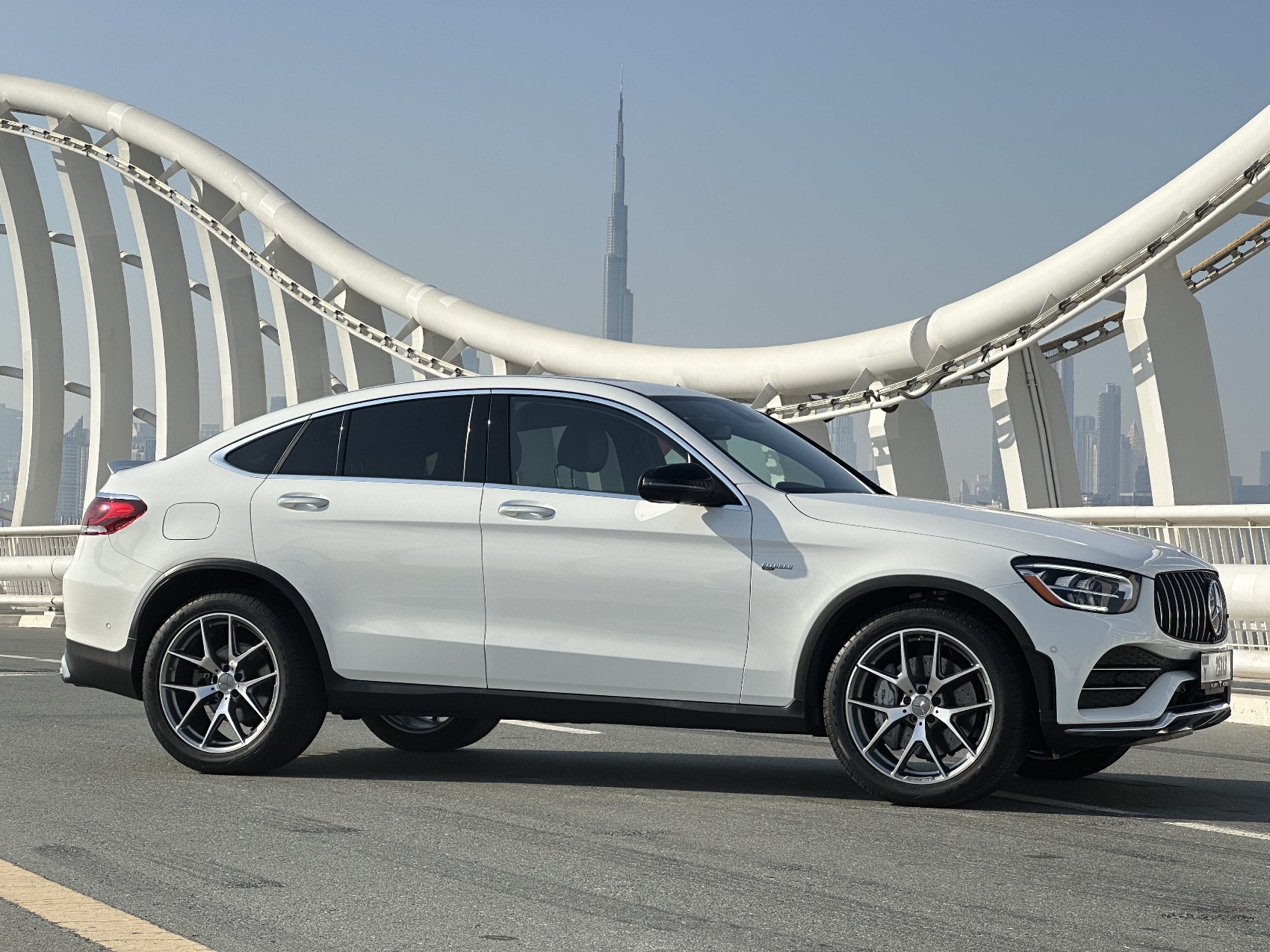 Blanc Mercedes AMG GLC 43 en location à Sharjah 1