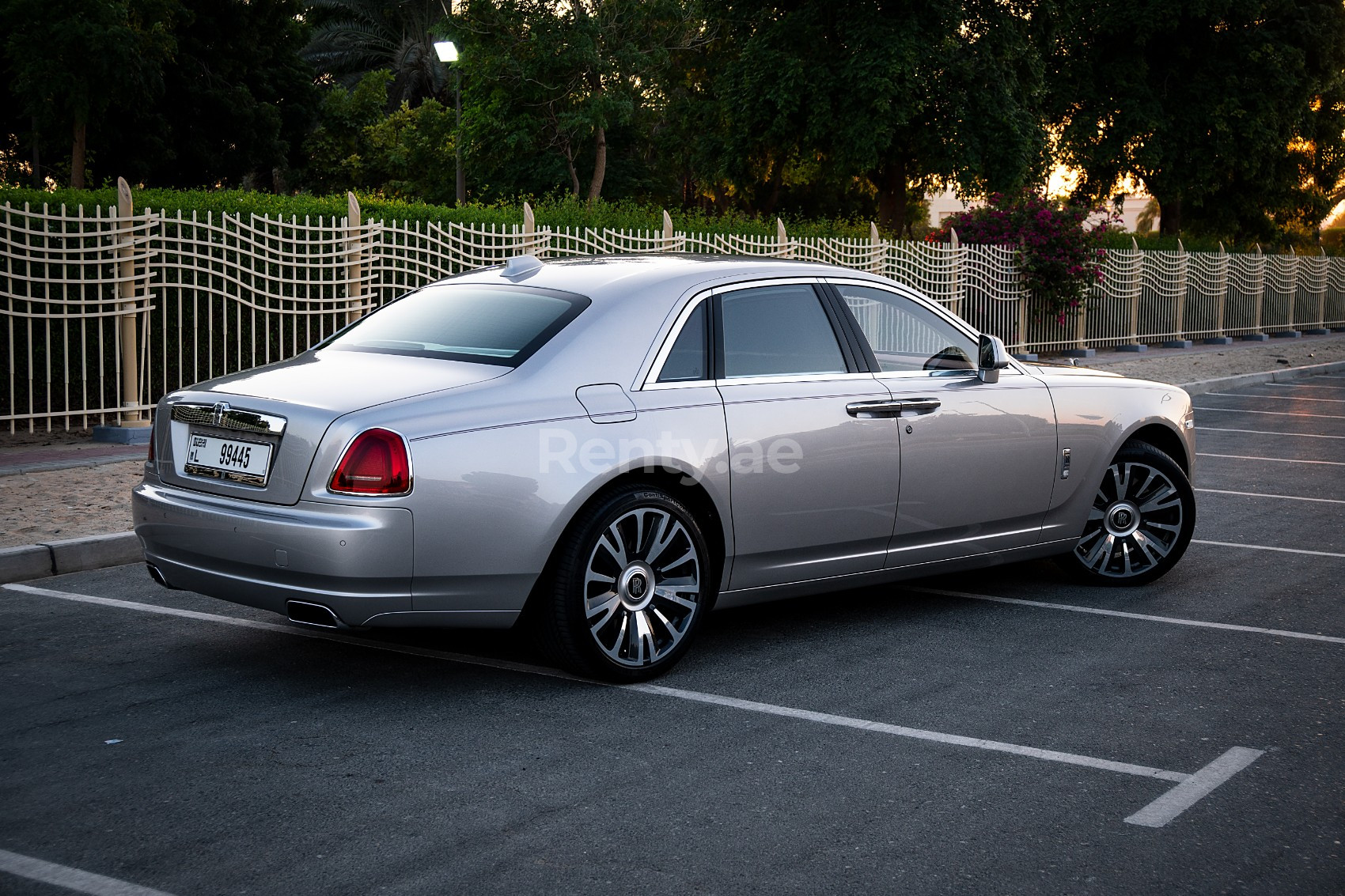 Silber-Grau Rolls Royce Ghost zur Miete in Dubai 1