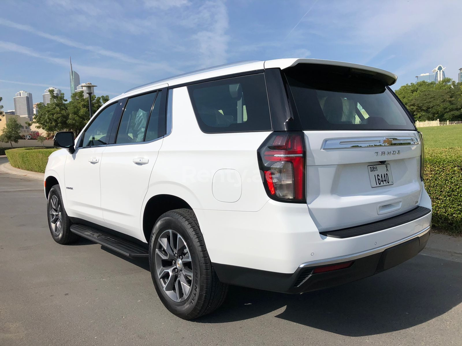 Blanc Chevrolet Tahoe en location à Abu-Dhabi 1