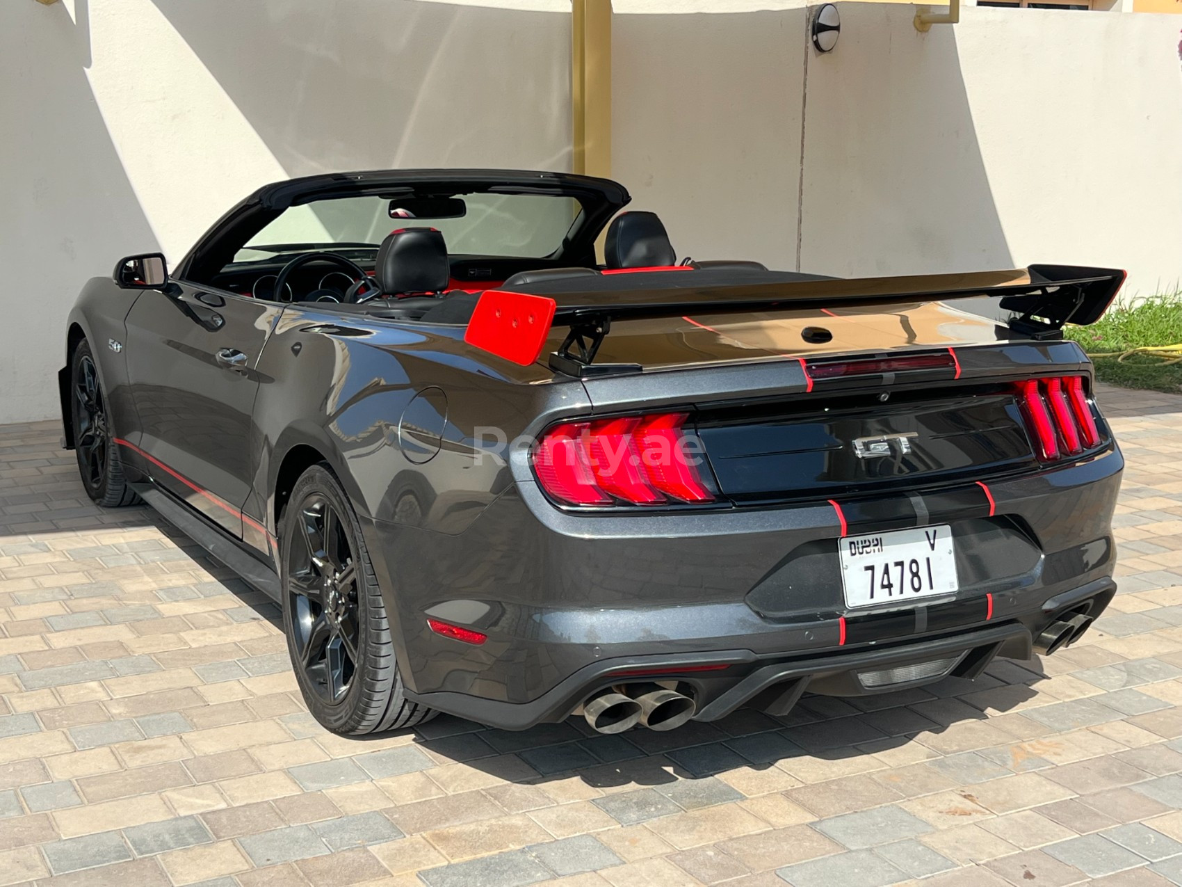 Grau Ford Mustang 5.0l V8 GT500 SHELBY KIT zur Miete in Dubai 5