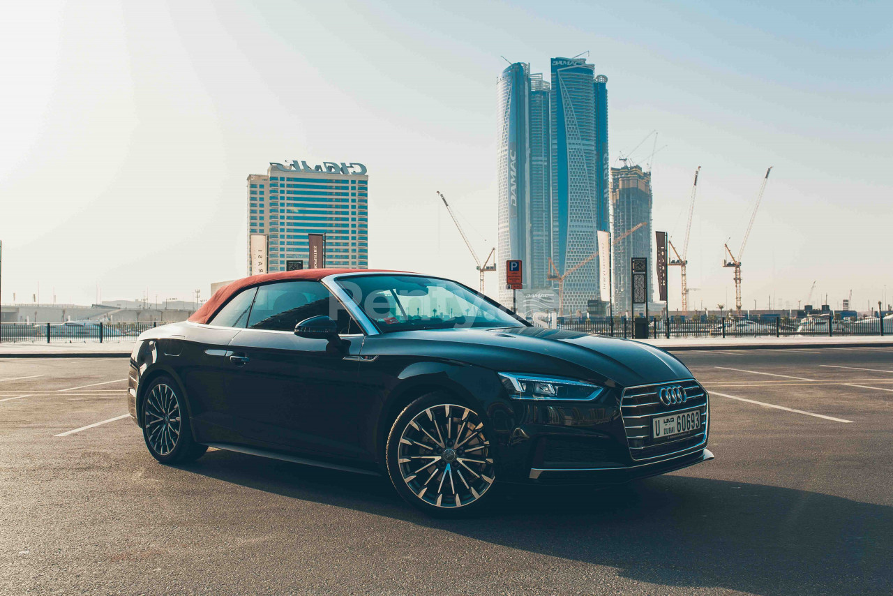 Noir Audi A5 Cabriolet en location à Abu-Dhabi 0