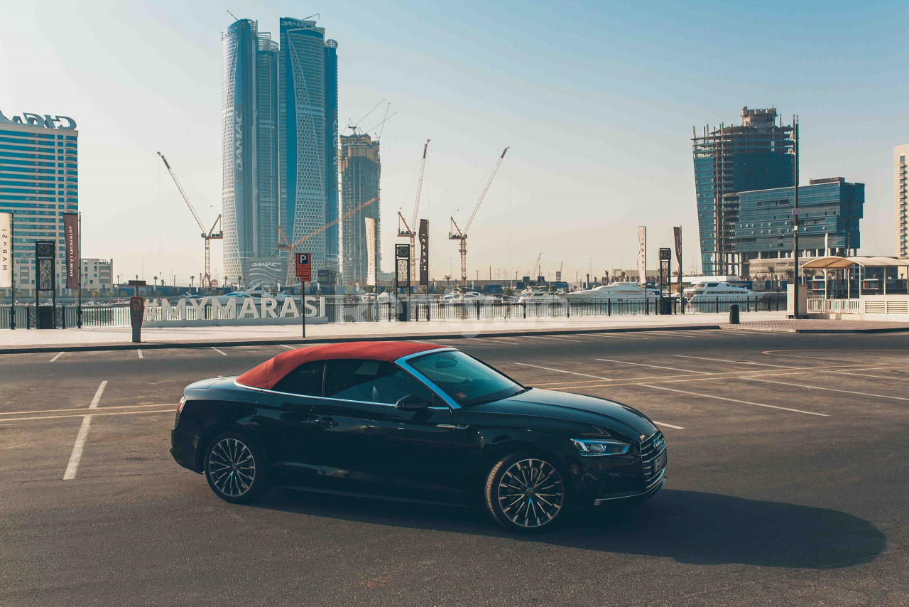 Negro Audi A5 Cabriolet en alquiler en Sharjah 1