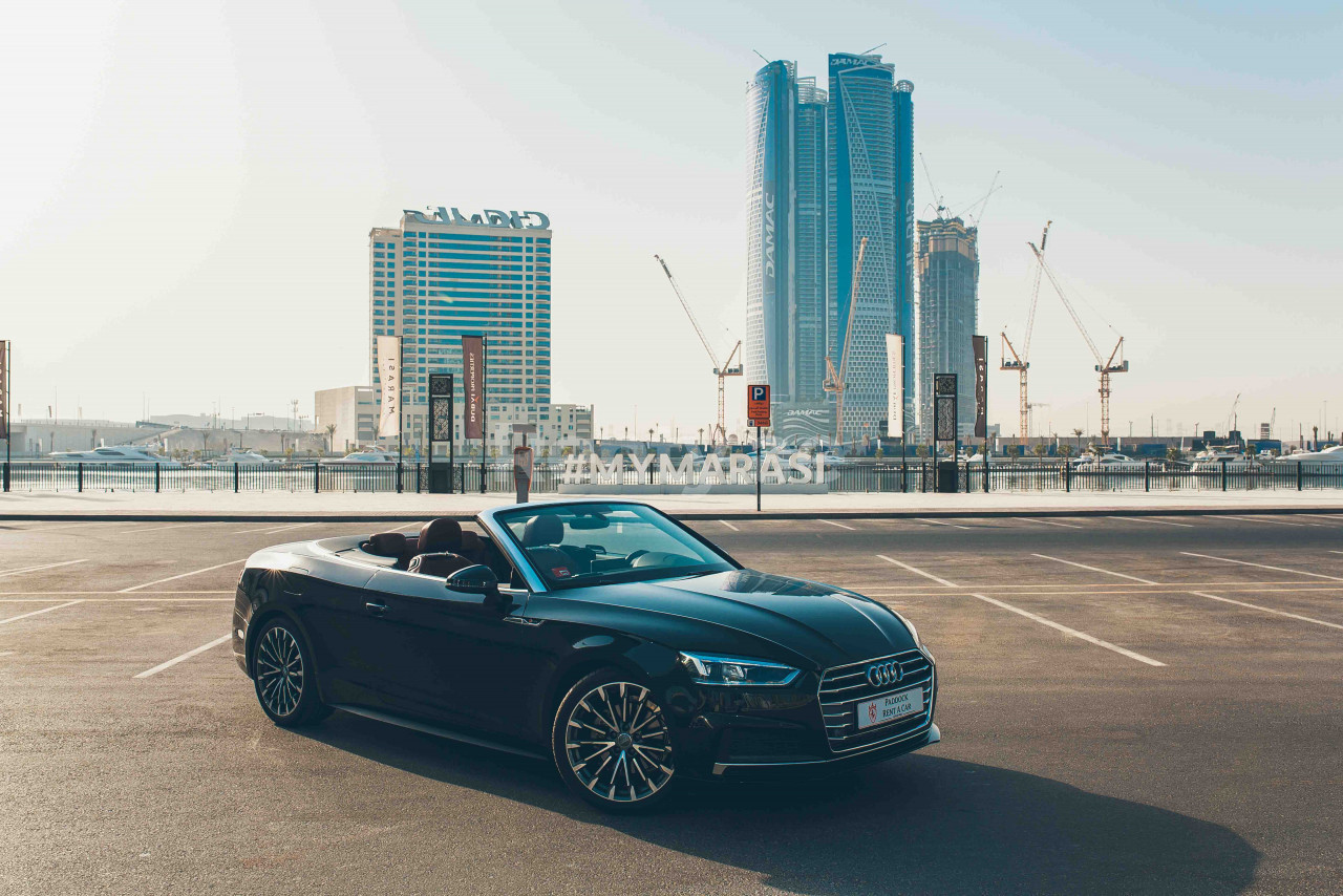 Noir Audi A5 Cabriolet en location à Dubai 2