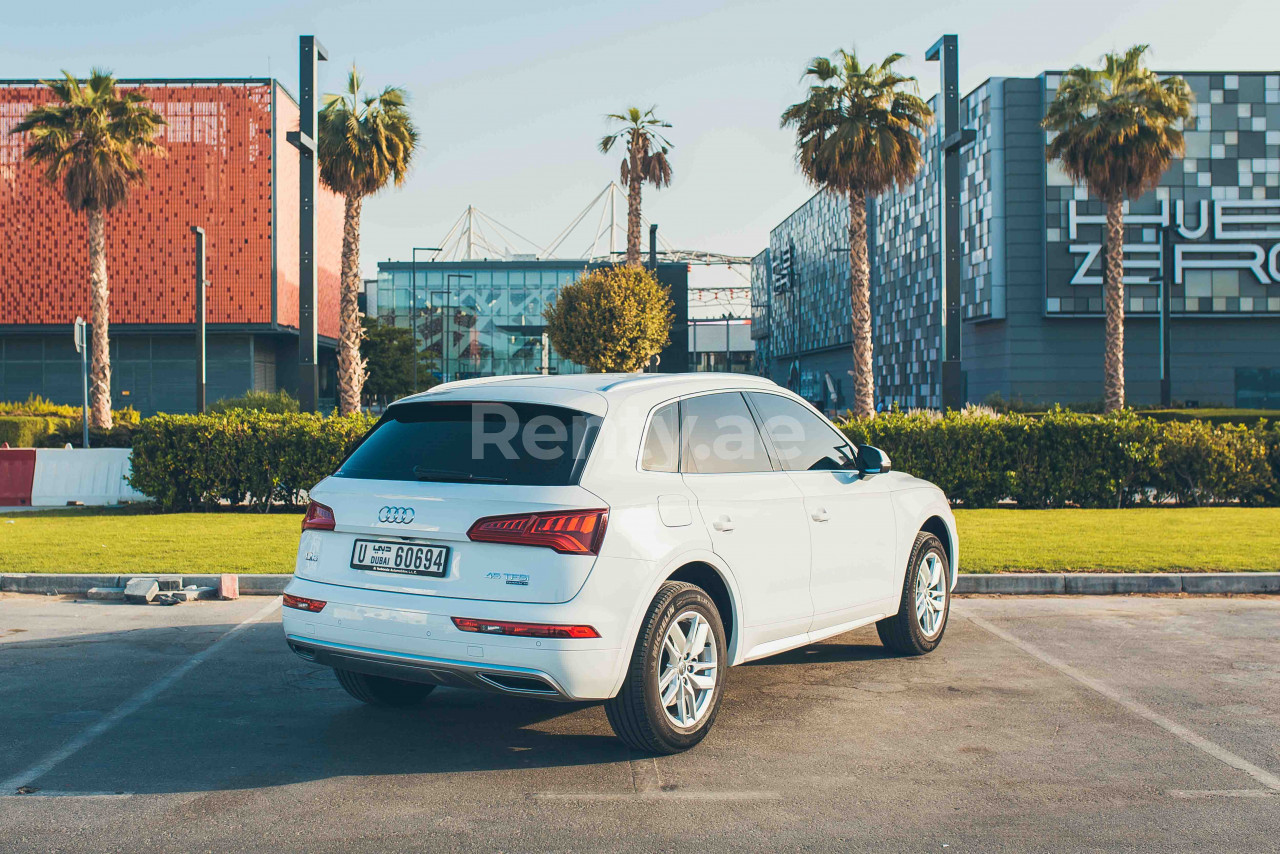 Blanco Audi Q5 en alquiler en Sharjah 1