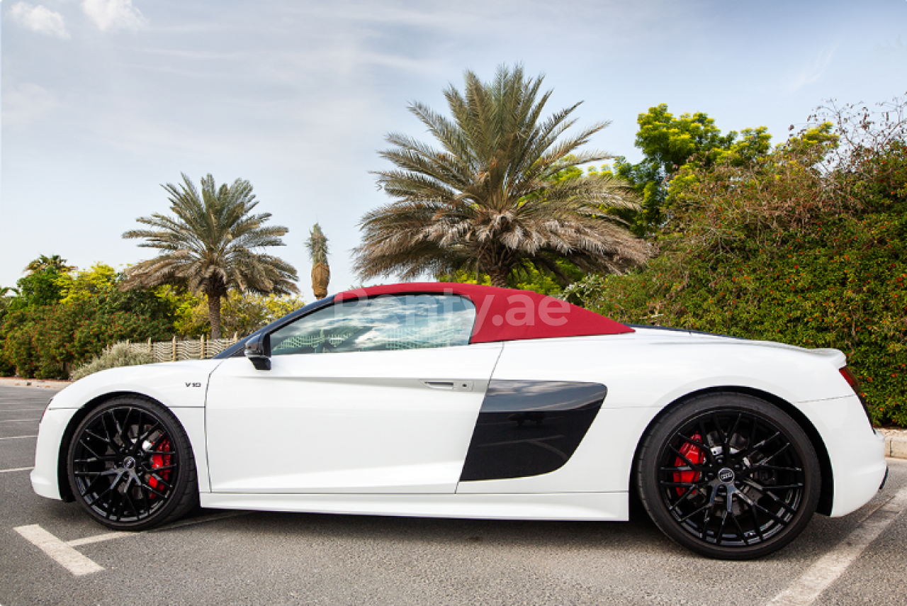 أبيض Audi R8 V10 Spyder للإيجار في دبي 0