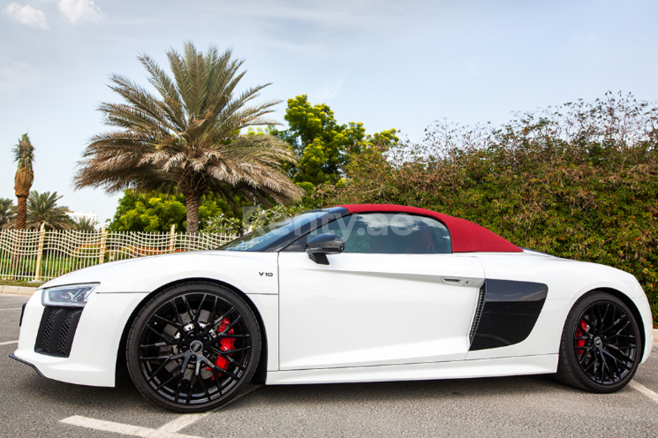 أبيض Audi R8 V10 Spyder للإيجار في الشارقة 2