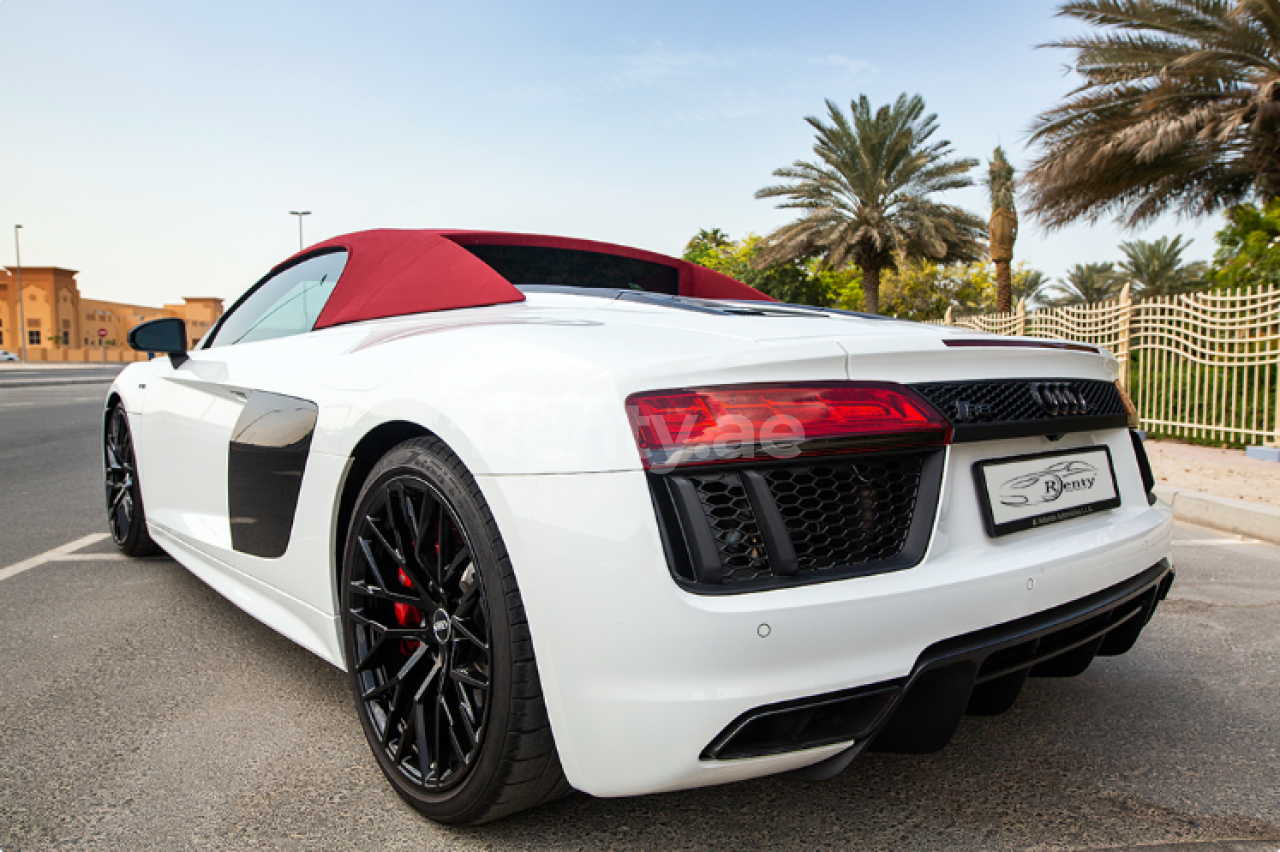 在阿布扎比租赁白色 Audi R8 V10 Spyder 3