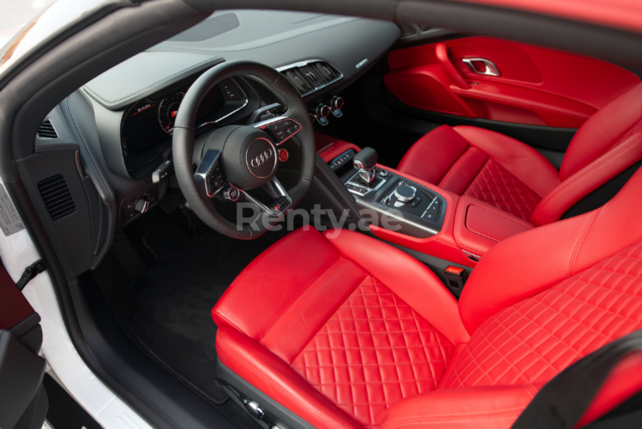 أبيض Audi R8 V10 Spyder للإيجار في الشارقة 4