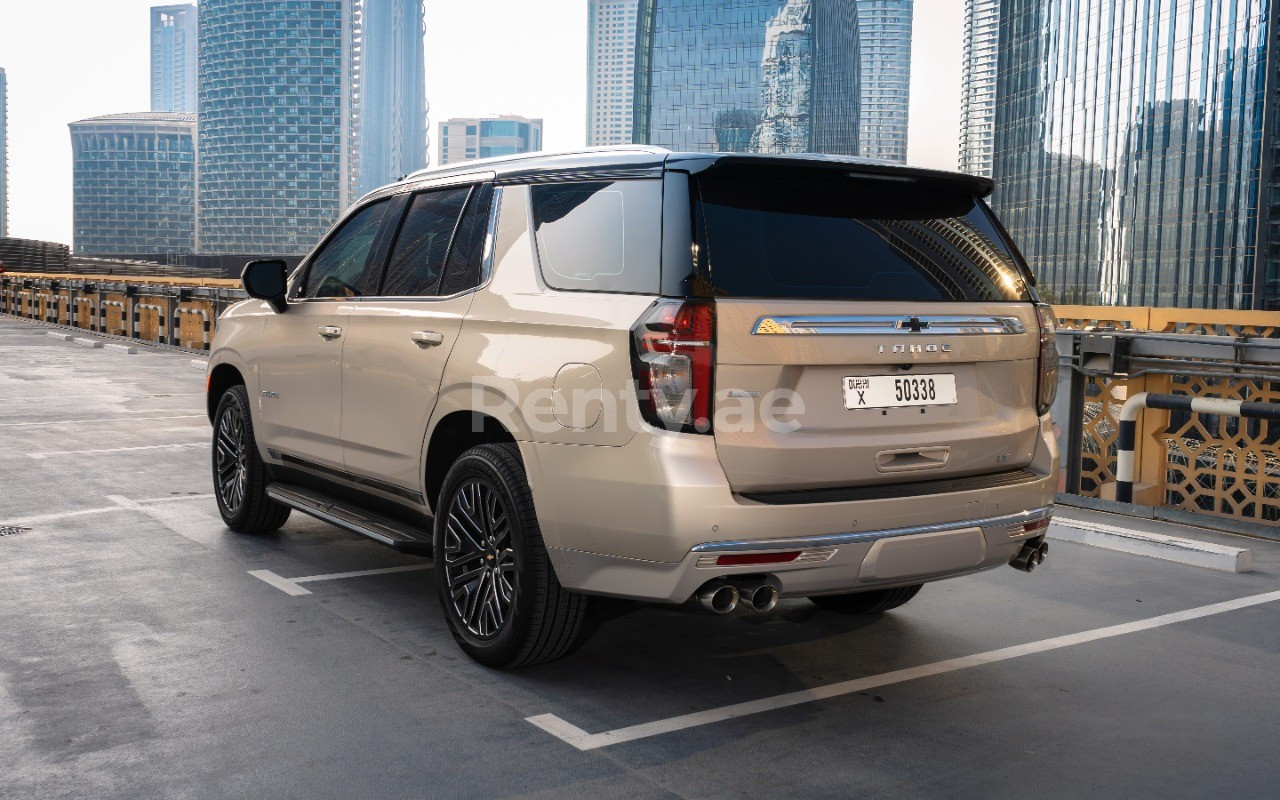 Beige Chevrolet Tahoe en location à Abu-Dhabi 2