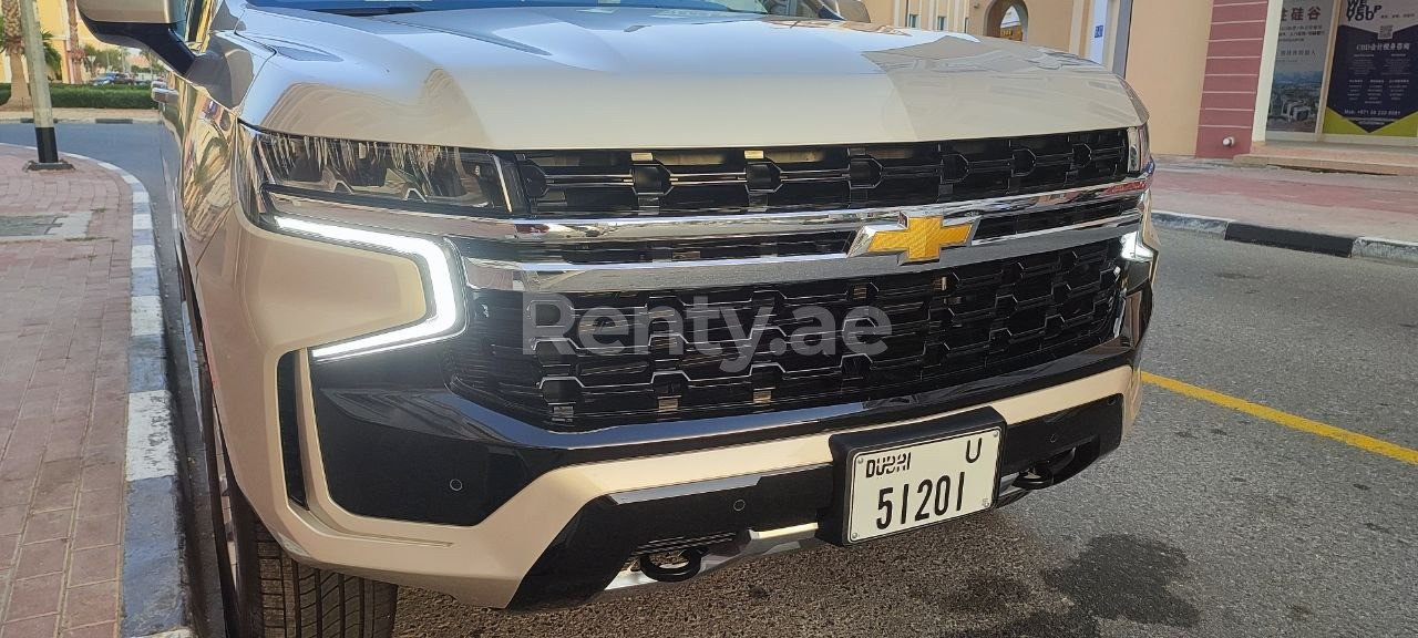 Beige Chevrolet Tahoe en location à Sharjah 1