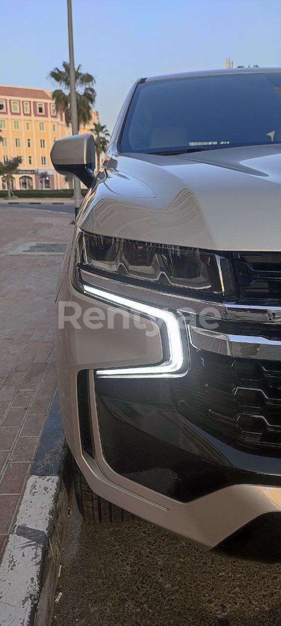 Beige Chevrolet Tahoe zur Miete in Abu-Dhabi 2