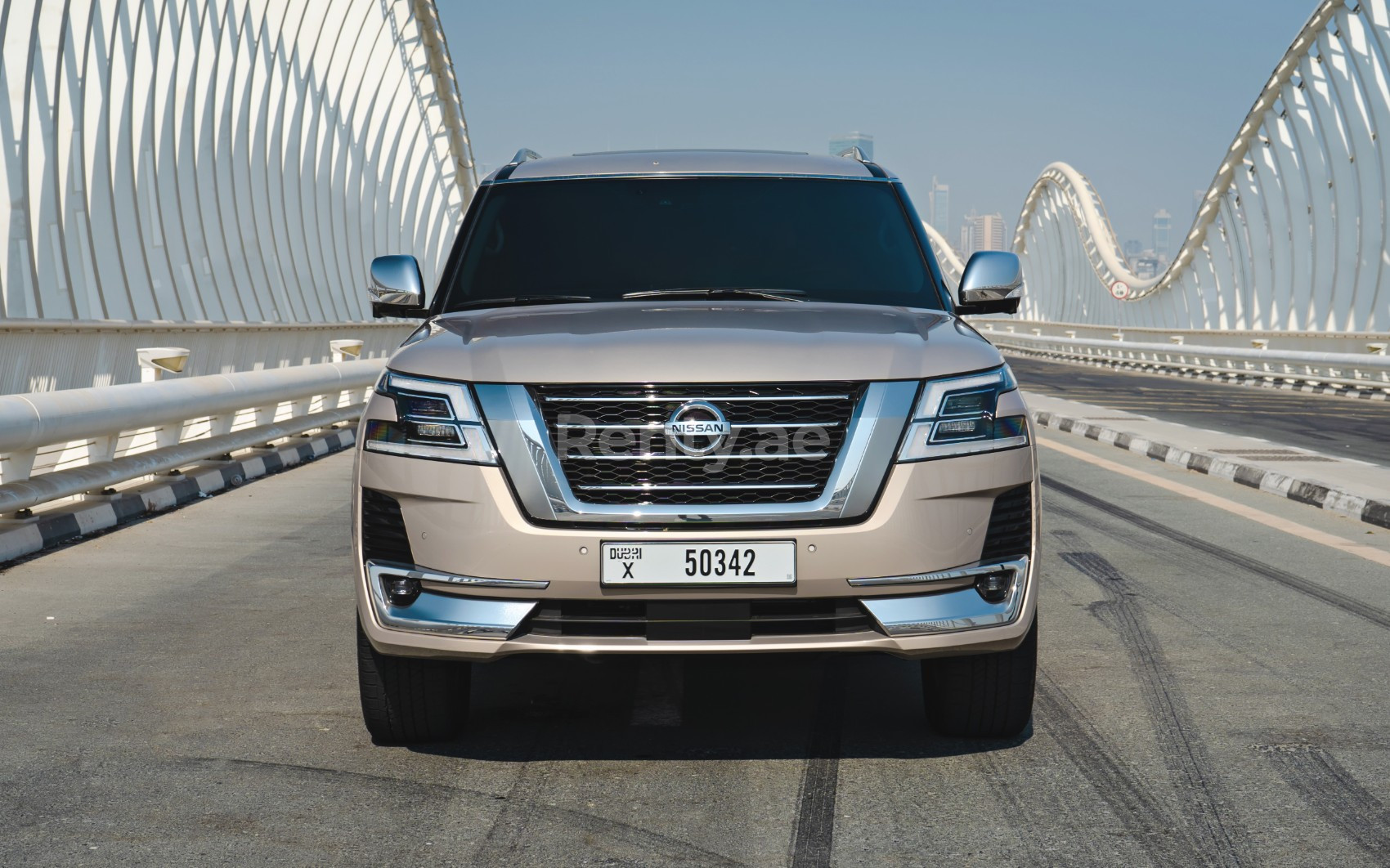 Beige Nissan Patrol V8 Platinum zur Miete in Dubai 0