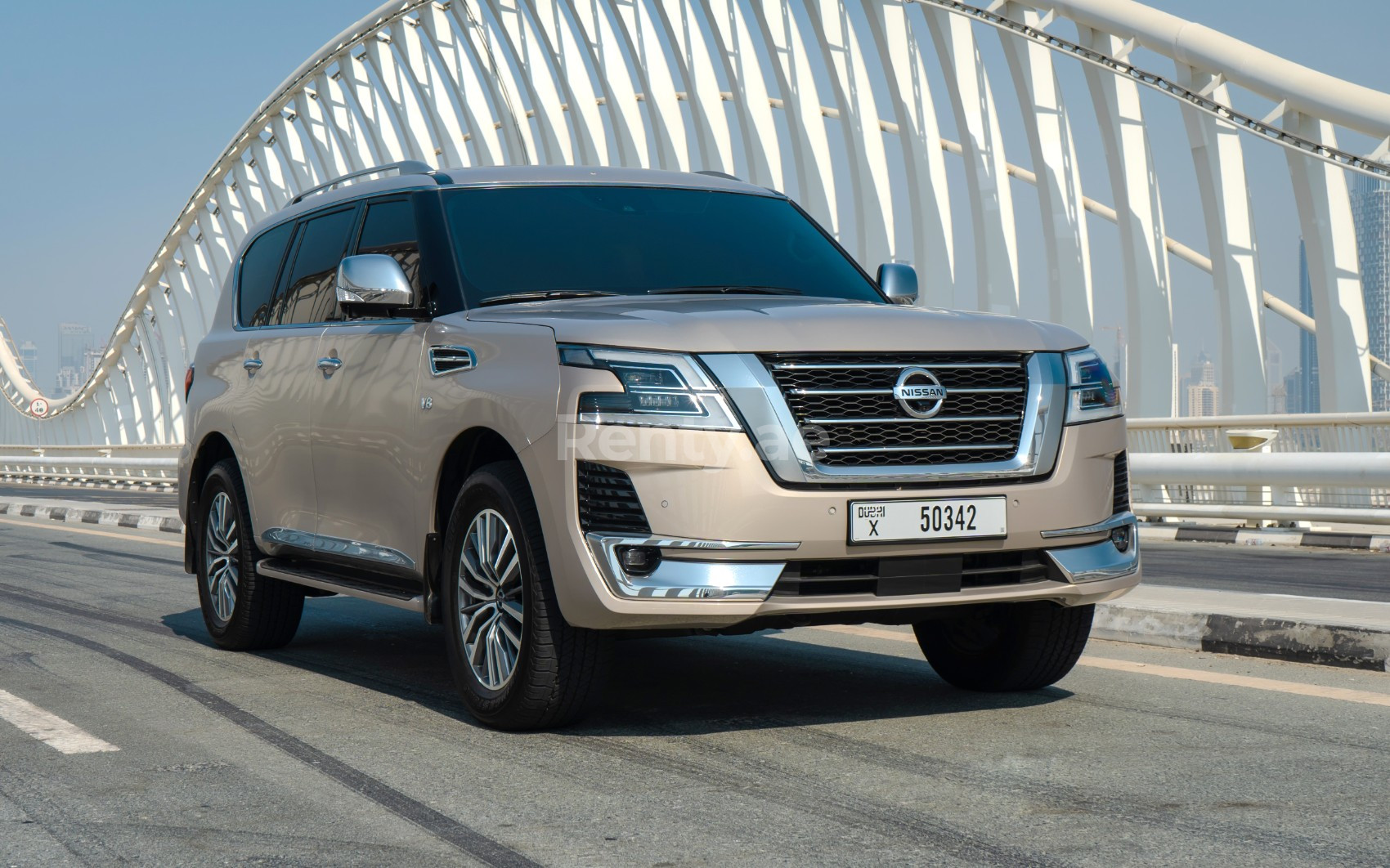 Beige Nissan Patrol V8 Platinum en location à Abu-Dhabi 1