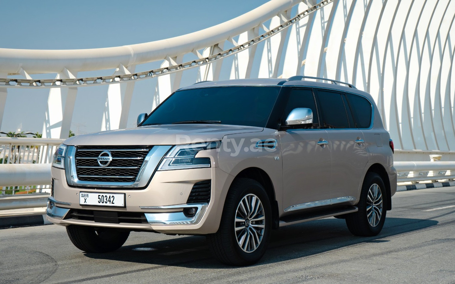 Beige Nissan Patrol V8 Platinum en location à Abu-Dhabi