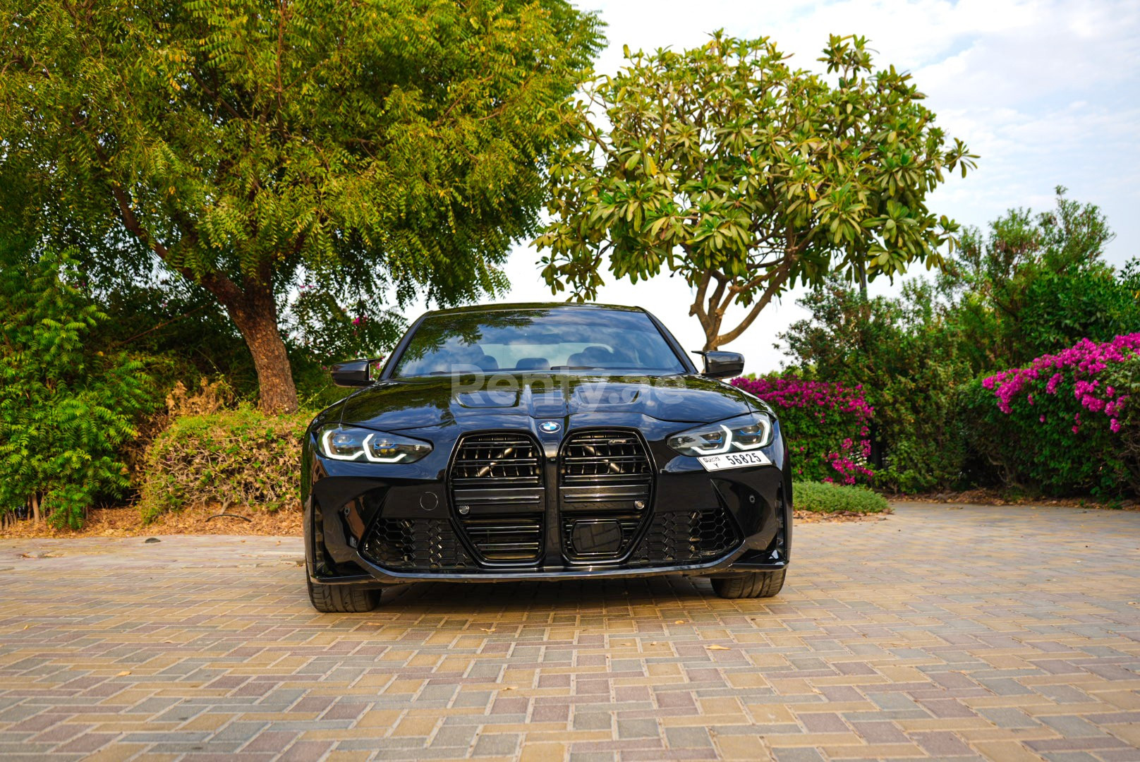 Schwarz 2021 BMW 330i with M3 competition bodykit and upgraded exhaust system zur Miete in Abu-Dhabi 1