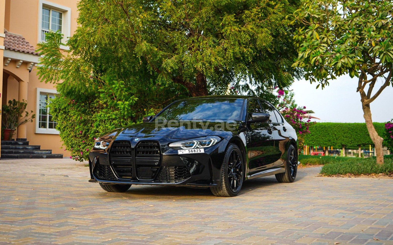 Schwarz 2021 BMW 330i with M3 competition bodykit and upgraded exhaust system zur Miete in Abu-Dhabi