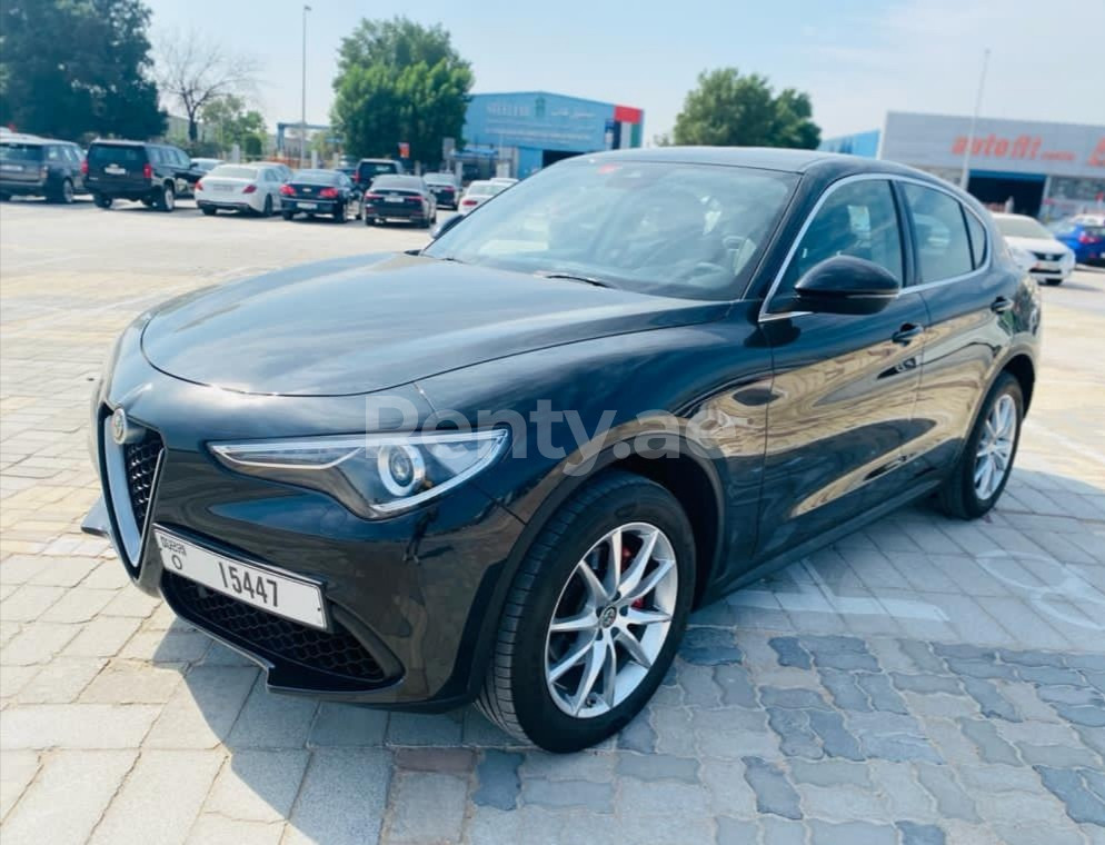 Noir Alfa Romeo Stelvio en location à Sharjah 3