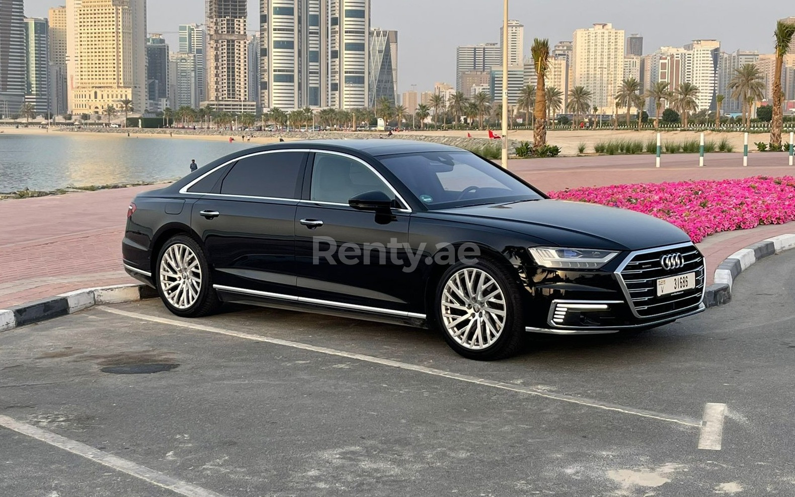 Negro Audi A8 L60 TFSI en alquiler en Sharjah