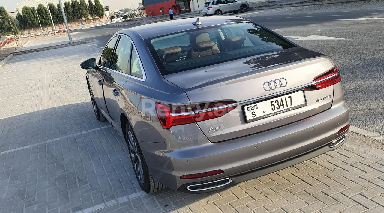 在阿布扎比租赁深灰色 Audi A6 1