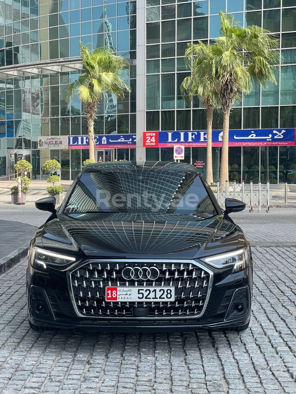 Schwarz Audi A8 zur Miete in Sharjah 0