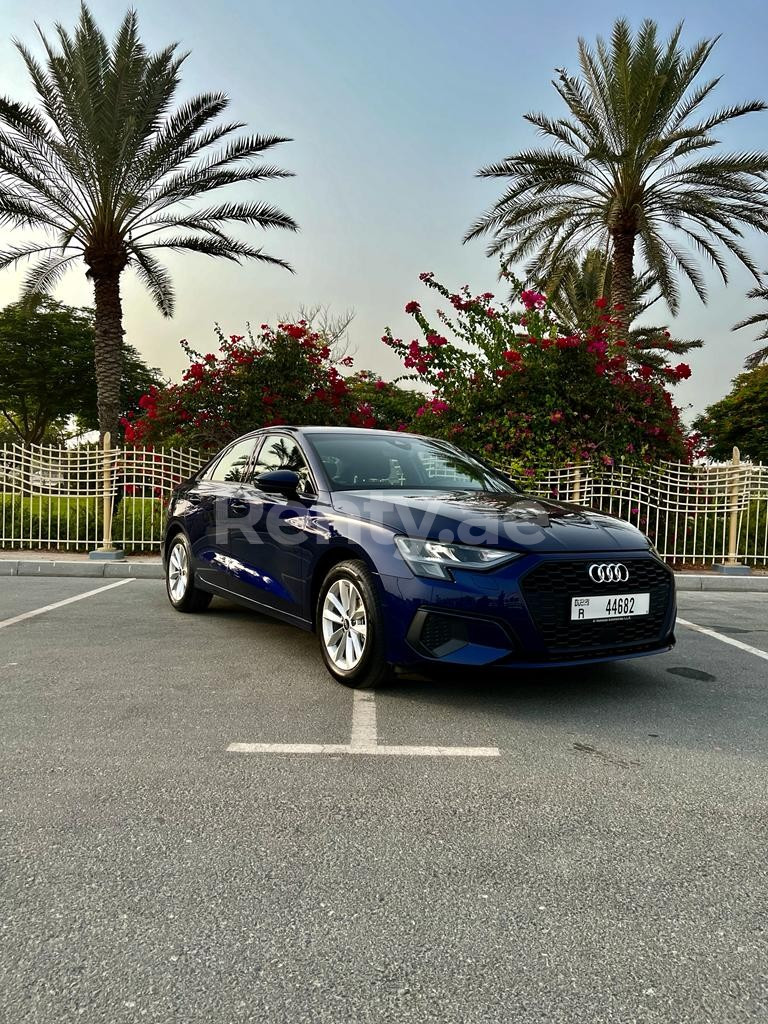 Bleue Audi A3 en location à Sharjah 1