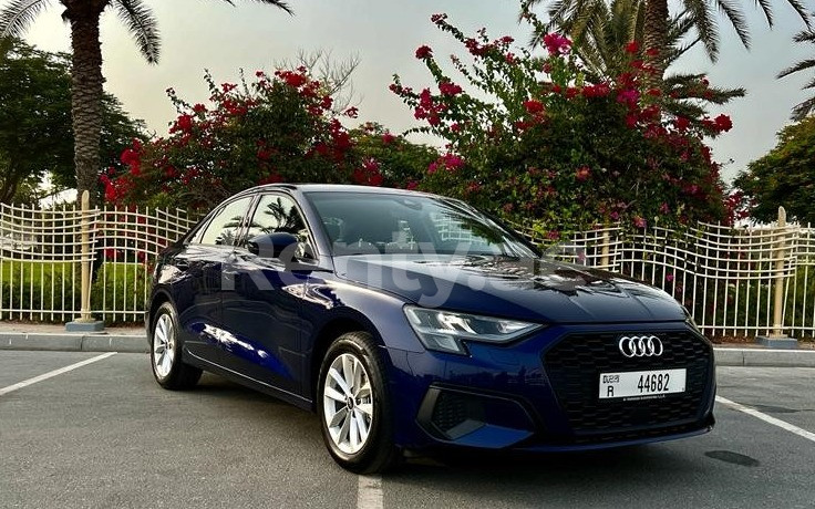 Blu Audi A3 in affitto a Dubai