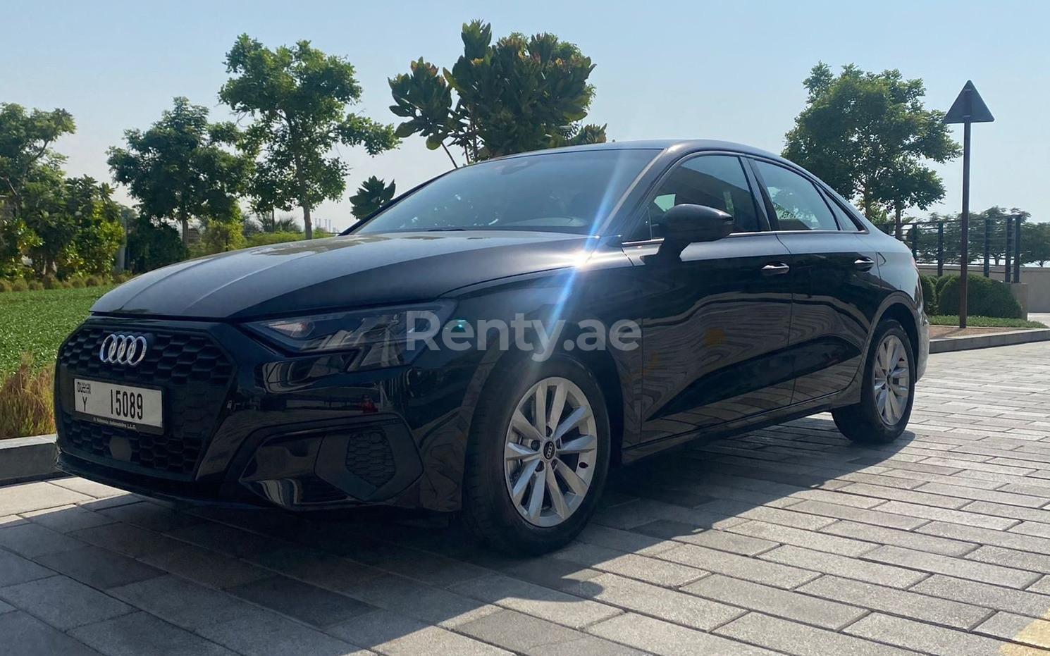 Noir Audi A3 en location à Abu-Dhabi