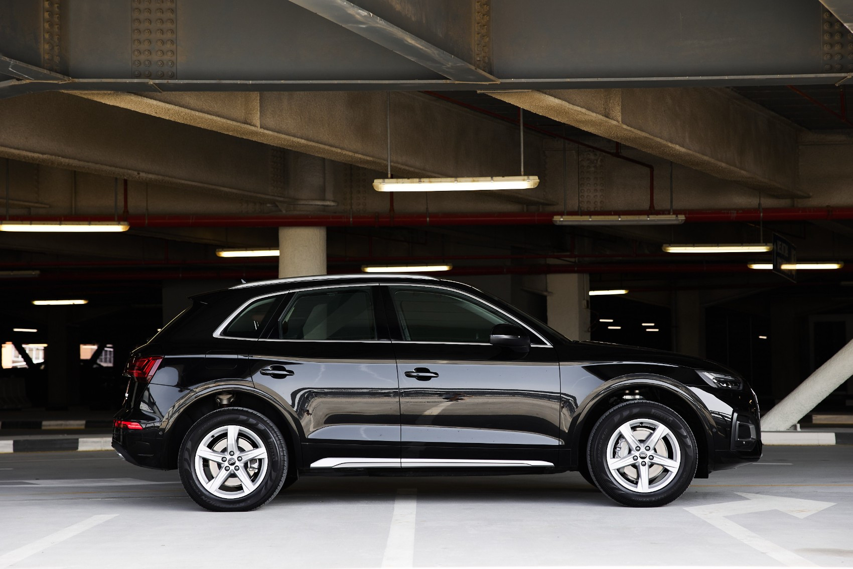 Nero Audi Q5  45 TFSI quattro in affitto a Abu-Dhabi 1