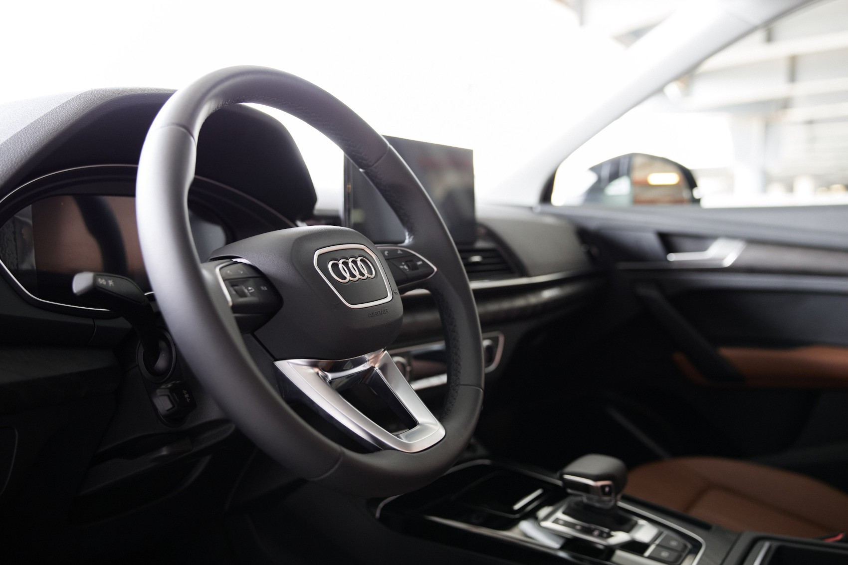 أسود Audi Q5  45 TFSI quattro للإيجار في أبو ظبي 4