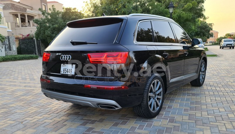 Noir Audi Q7 en location à Abu-Dhabi 2