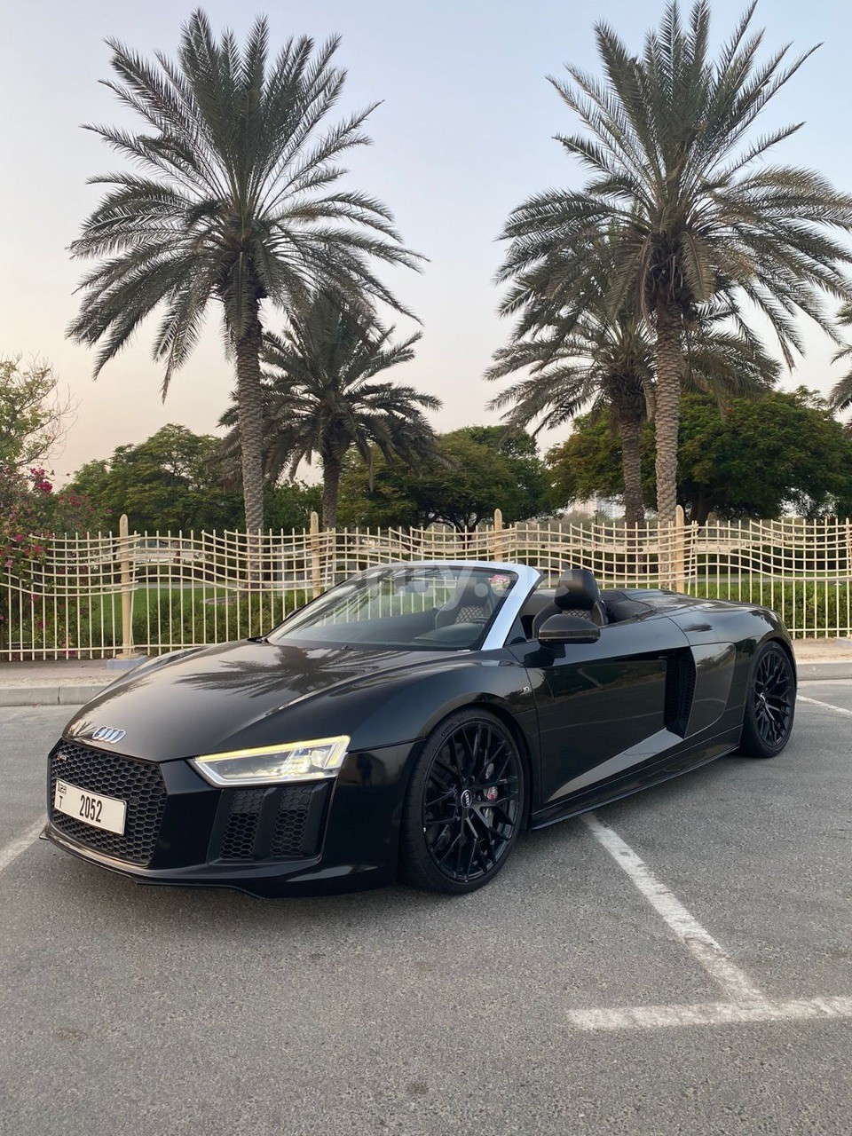 Schwarz Audi R8 Convertible zur Miete in Dubai 4