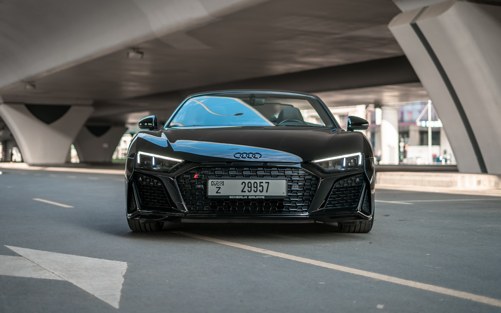 Noir Audi R8 V10 Spyder en location à Sharjah 1