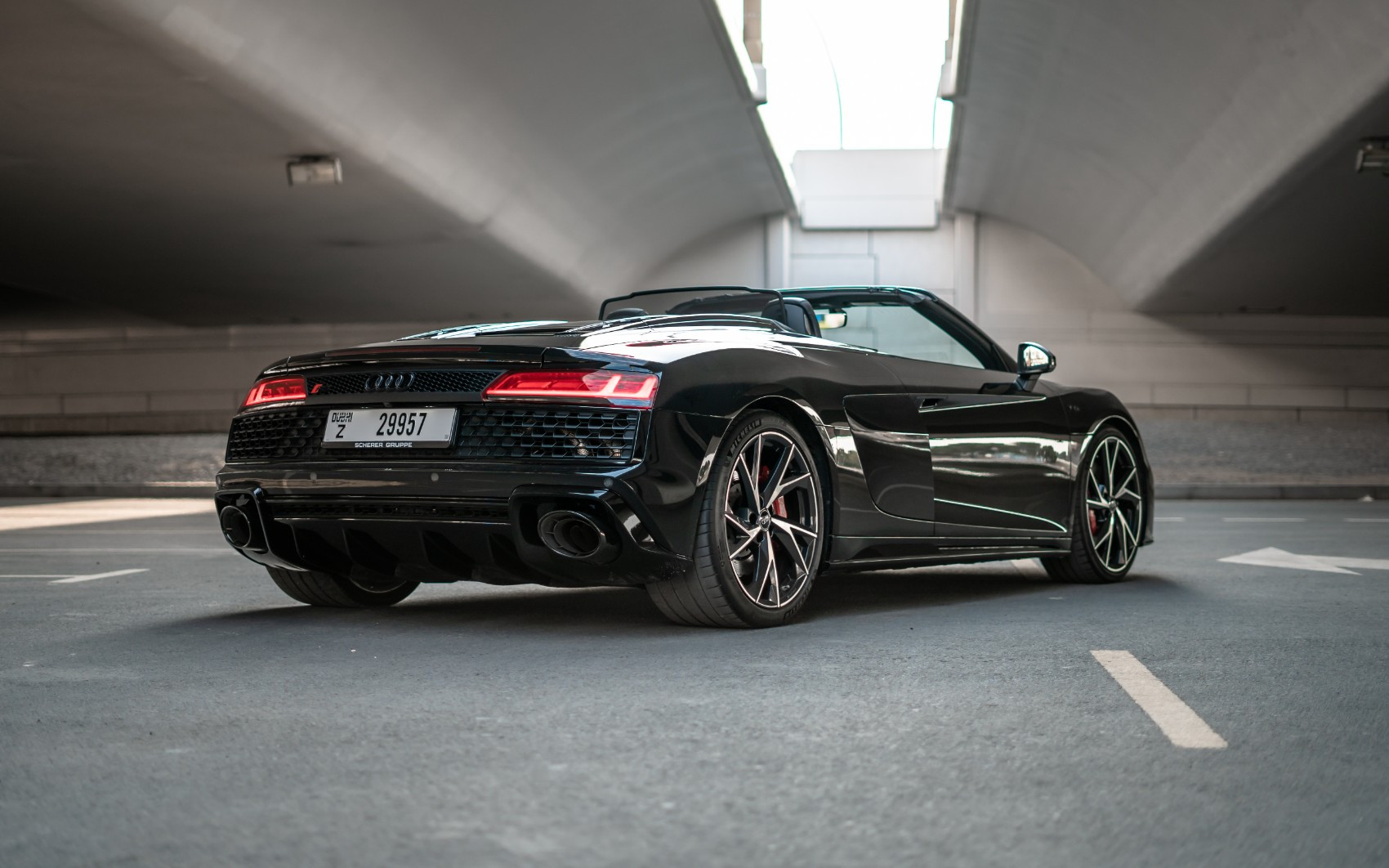 在阿布扎比租赁黑色 Audi R8 V10 Spyder 3