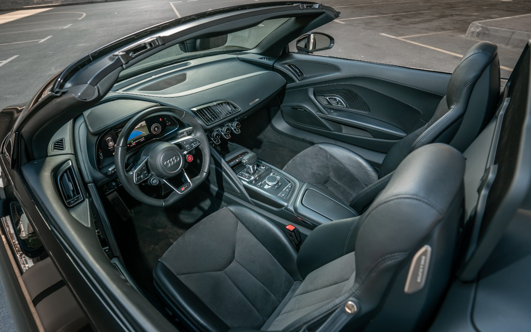 Schwarz Audi R8 V10 Spyder zur Miete in Sharjah 5