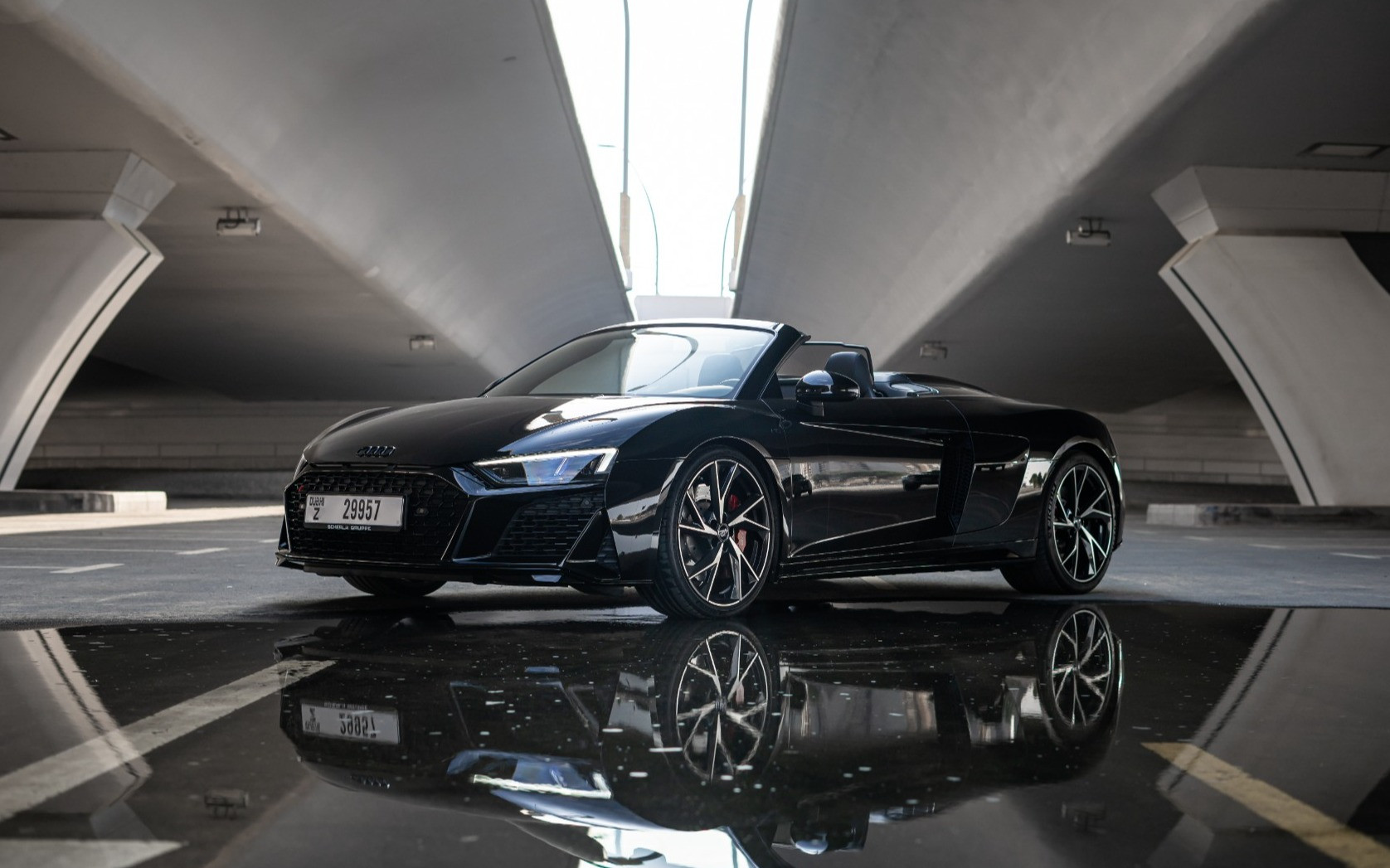 在沙迦租赁黑色 Audi R8 V10 Spyder