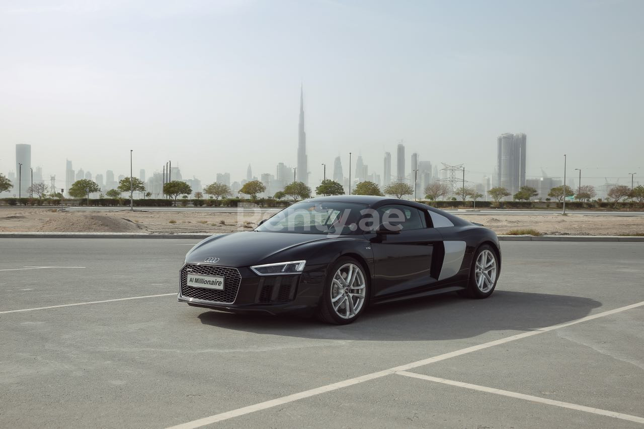 Schwarz Audi R8 V10 zur Miete in Dubai 2