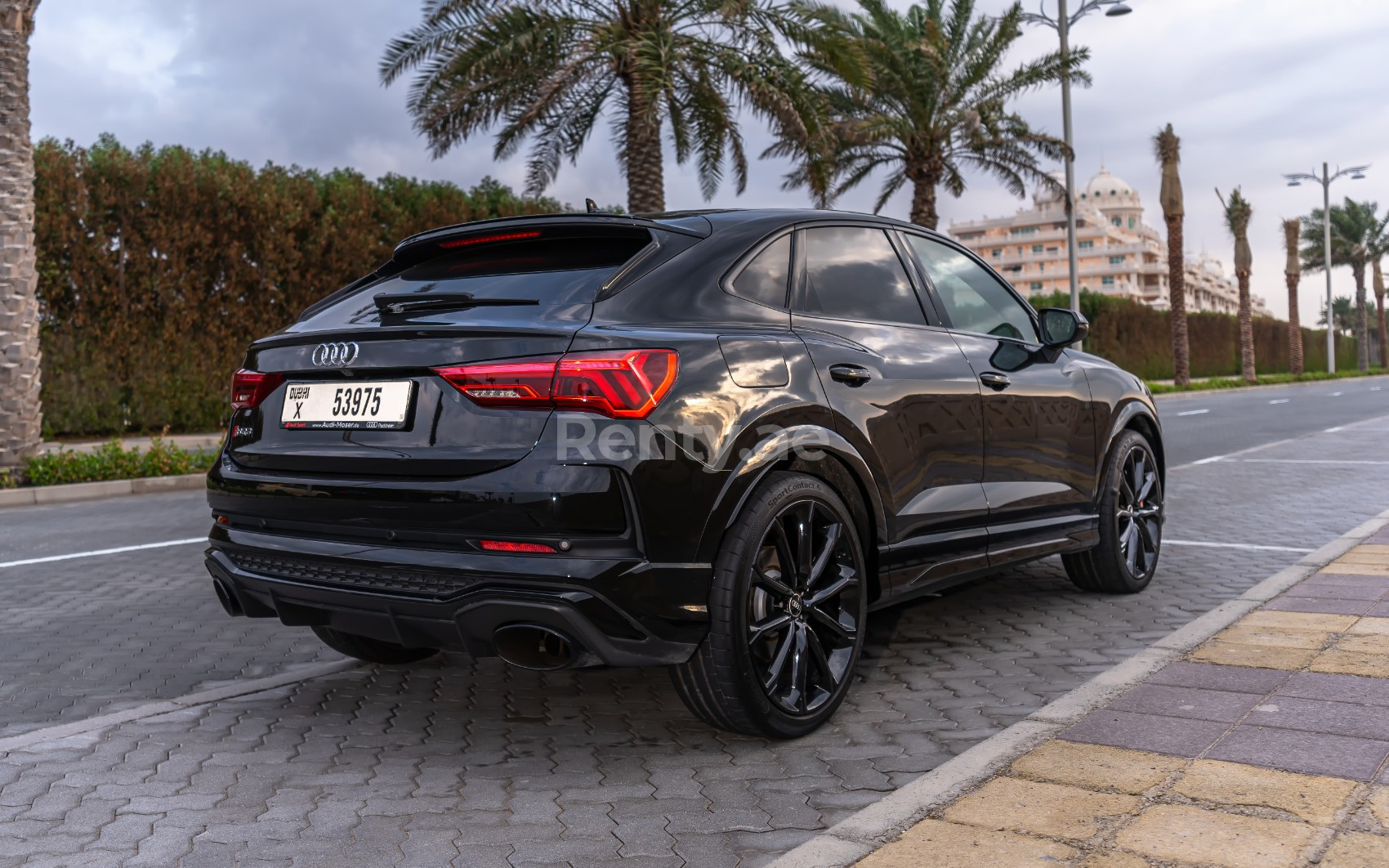 Negro Audi RSQ3 en alquiler en Sharjah 0