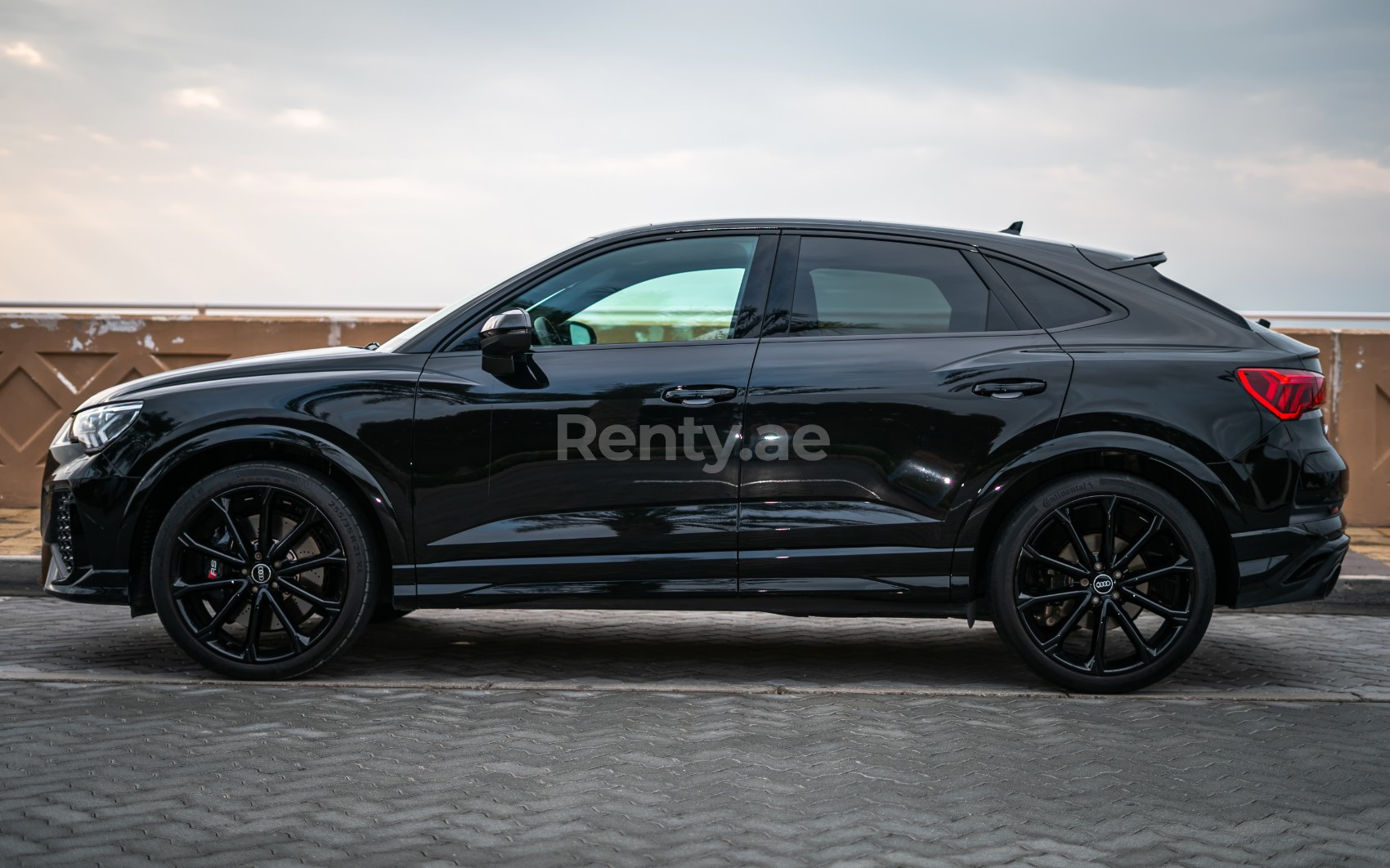 Schwarz Audi RSQ3 zur Miete in Abu-Dhabi 3