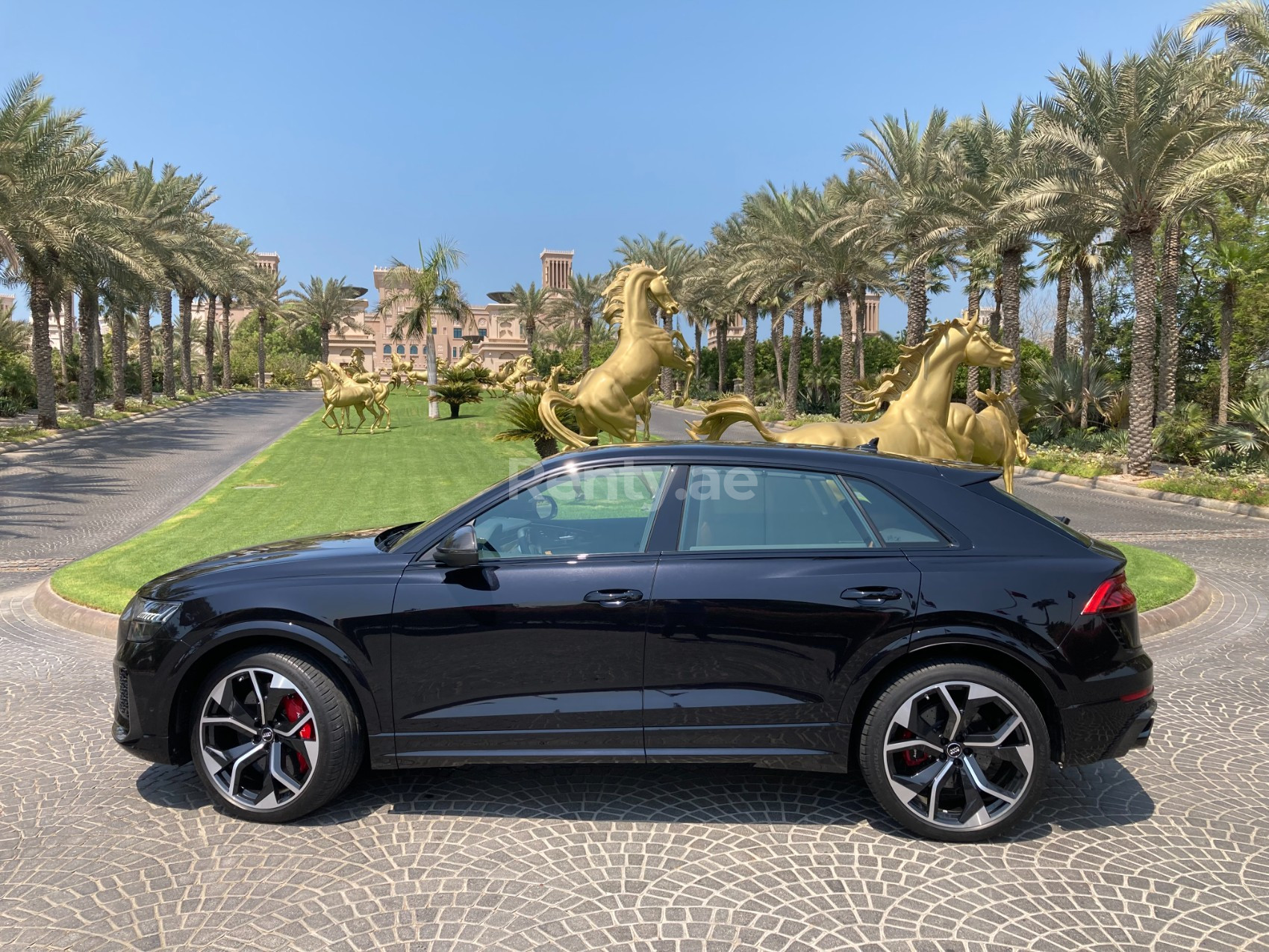 Noir RSQ8 en location à Dubai 3