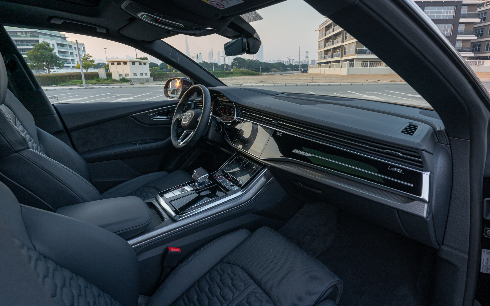 Noir Audi RSQ8 en location à Sharjah 5