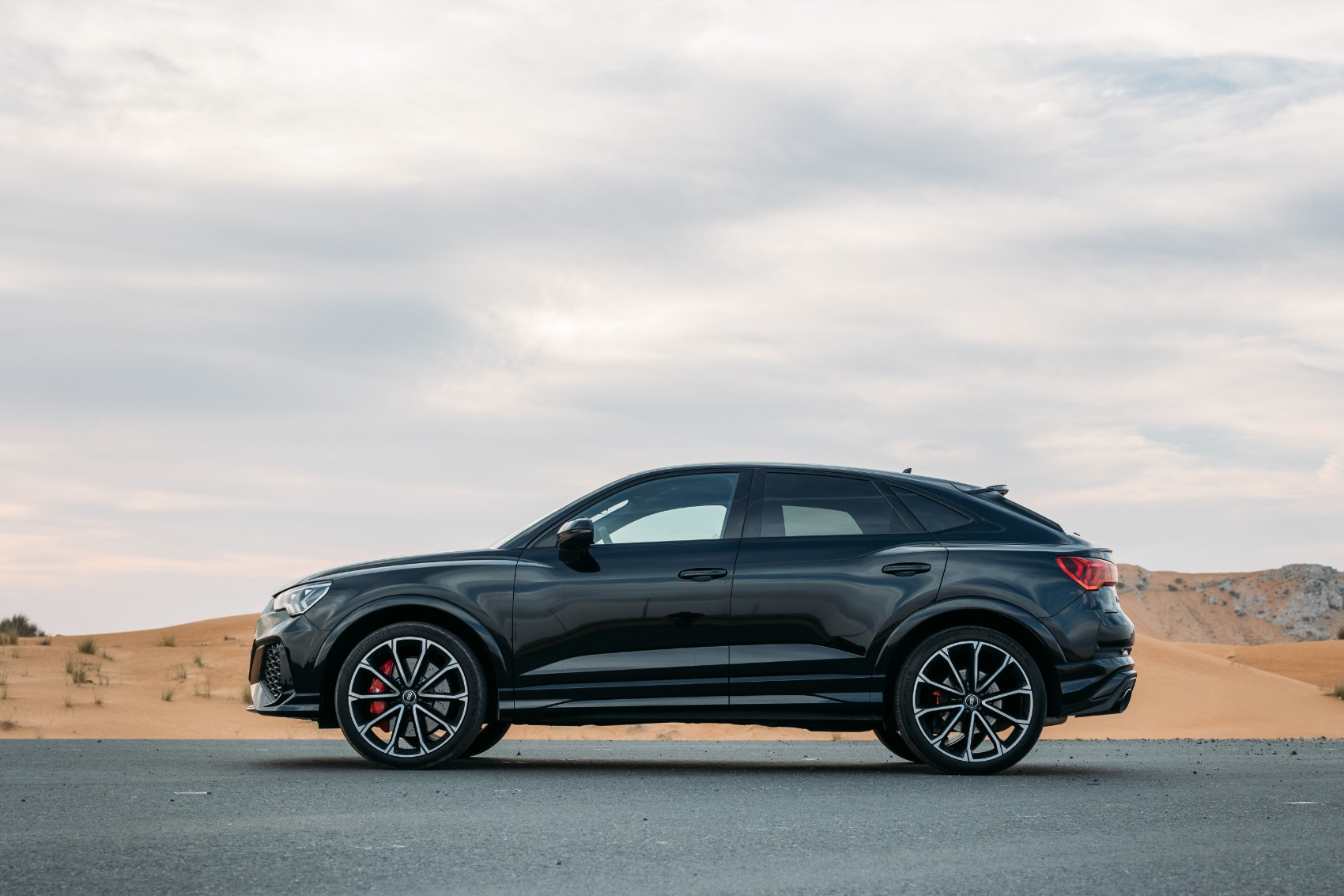 Negro Audi RSQ3 en alquiler en Dubai 2